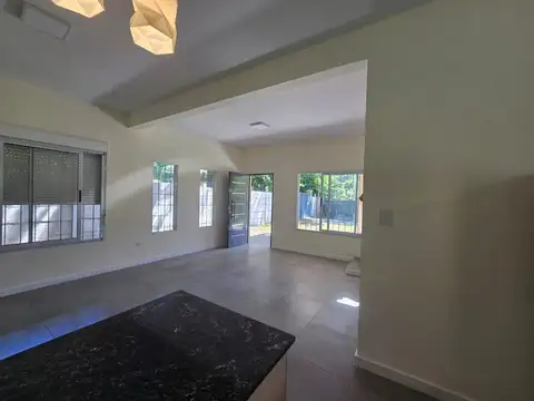 Casa en Alquiler con 1 cochera