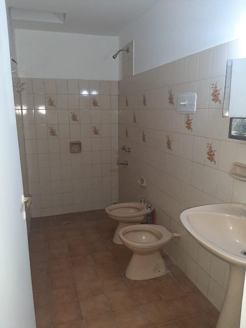 CASA DOS DORMITORIOS, COCHERA, PATIO