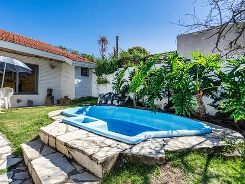 VENTA CASA 4 AMBIENTES c/ COCHERA, PILETA Y QUINCHO, APTO CREDITO, BANFIELD OESTE