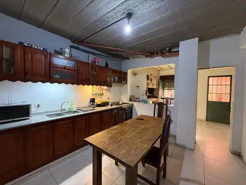 Casa 6 ambientes con 2 baños