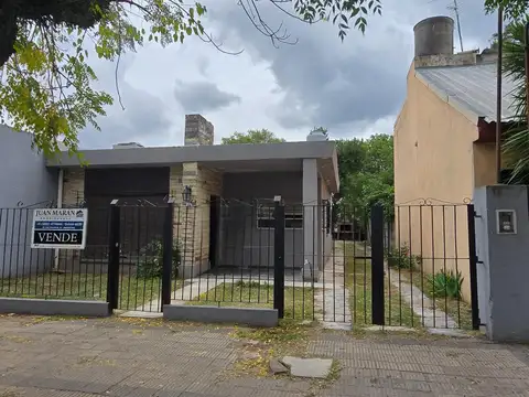 Casa céntrica sobre calle Sarmiento en lote de 370m²