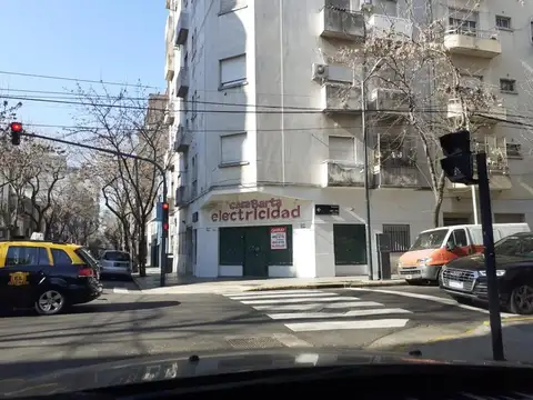 Local en esquina. Mexico y Sarandì, c/sótano