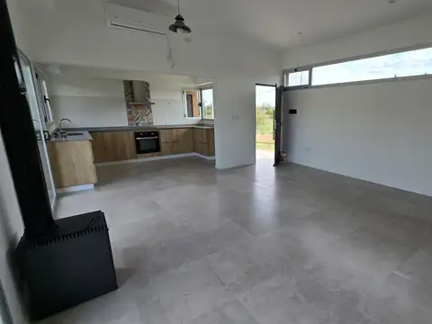 Casa 4 ambientes con 2 baños