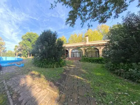 Chacra con casa, galpón y casa de huéspedes en Venta - en Suipacha con pileta