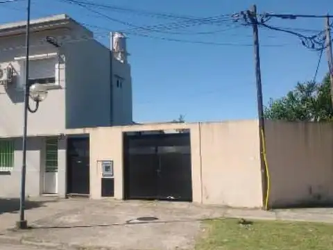 Casa en venta - 2 Dormitorios 2 Baños - Cocheras - 300Mts2 - La Plata