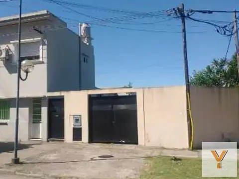 Casa en venta - 2 Dormitorios 2 Baños - Cocheras - 300Mts2 - La Plata