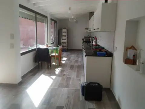 Casa 6 ambientes con 2 baños