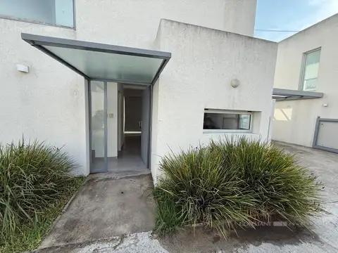 Duplex en venta 2 dormitorios con cochera en City Bell