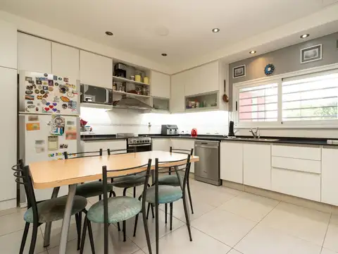 Casa 6 ambientes con 2 baños