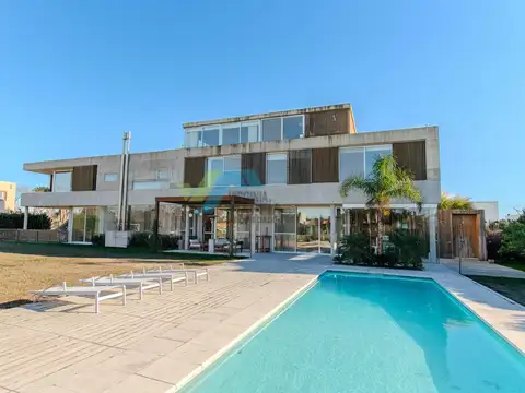 VENTA CASA 5 AMB. ALTOS DE CAMPO GRANDE 100