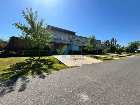 Casa 5 ambientes con 5 baños