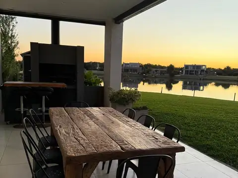 Casa 5 ambientes con 2 baños