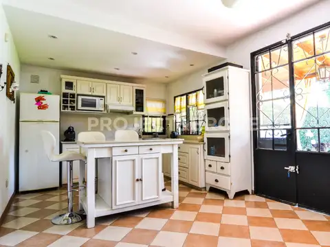 Casa en Venta con 4 cocheras