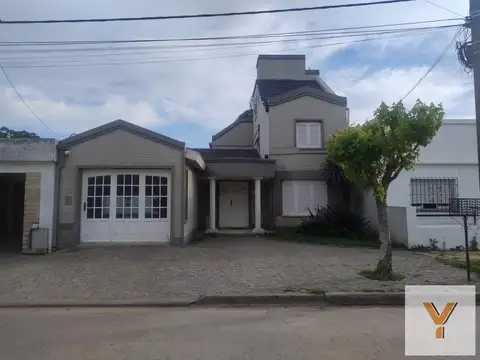 Casa en venta - 4 Dormitorios 3 Baños - Carmen de Areco
