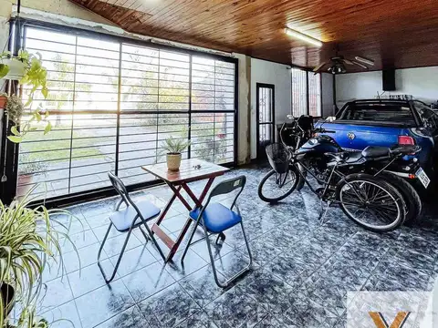 Casa en venta - 2 Dormitorios 1 Baño - Cocheras - 420Mts2 - Berisso