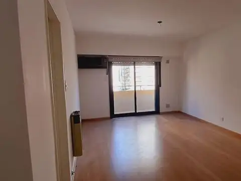 Departamento de tres dormitorios, al frente, dos baños