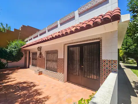 Venta casa 3 ambientes con garaje, patio y quincho en Villa Lugano