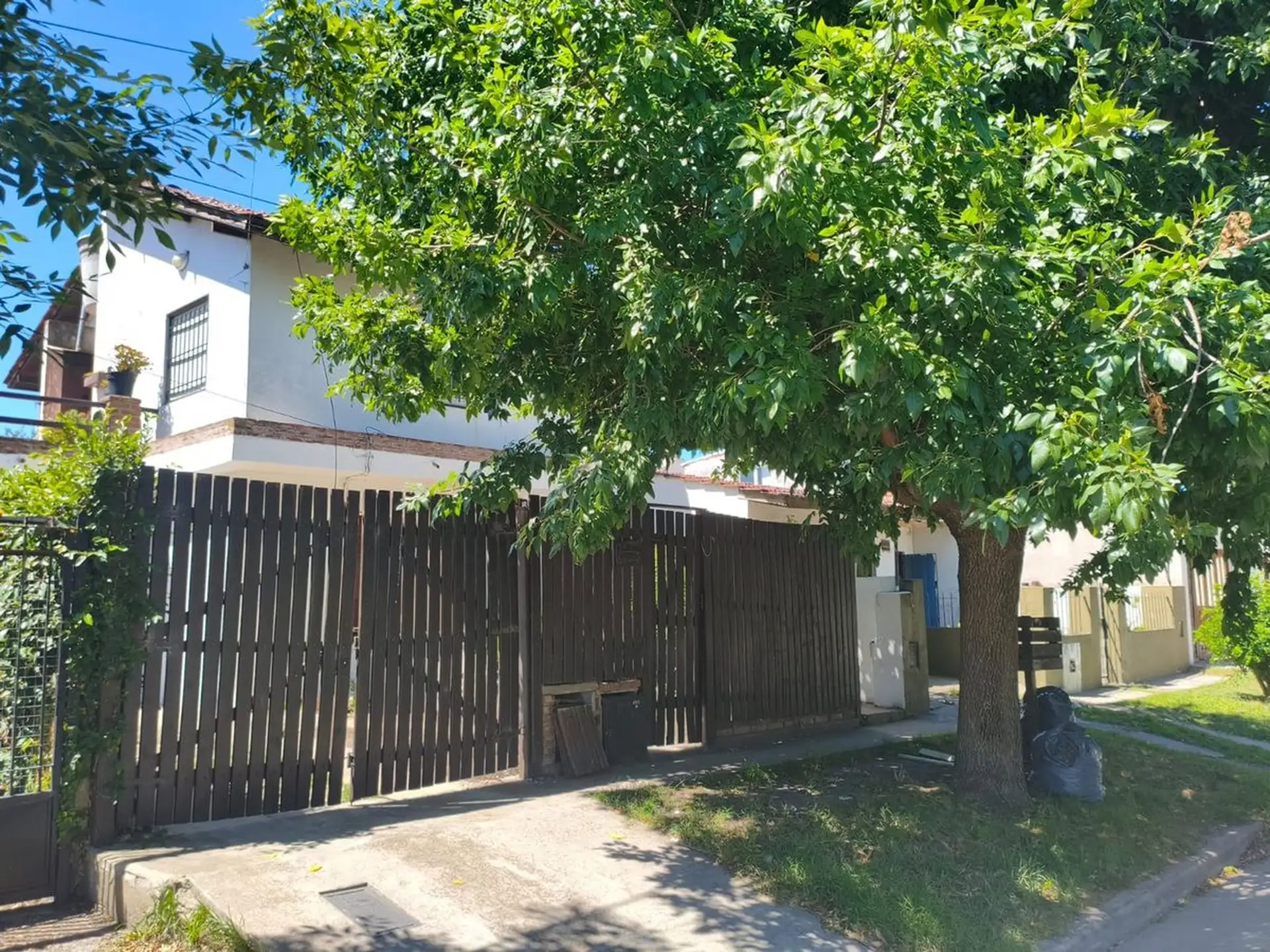 CASA 4 AMB CON JARDIN Y DEPTO 2 AMB INDEPENDIENTE