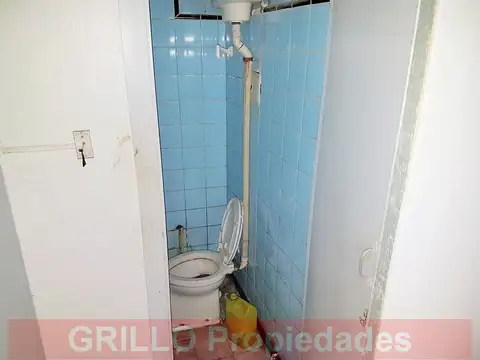 Uruguay 73. Local, Galpón o Depósito. 130m2. Alto tránsito peatonal y vehicular.