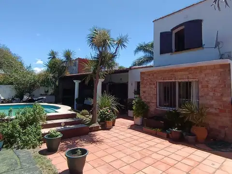 Casa 5 ambientes con 2 baños