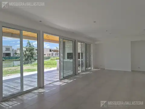 Casa en Venta con 4 cocheras