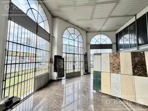 Local comercial con oficina y galpon en venta, Quilmes. Excelente ubicación para diversos rubros.