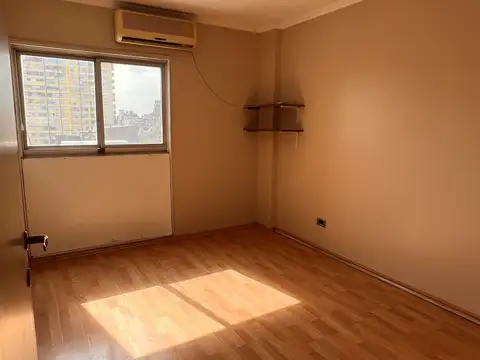 SEMIPISO AL FRENTE CON COCHERA A UN PASO DEL PASEO JURAMENTO Y DEL CENTRO DE LA CIUDAD