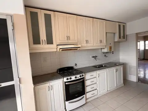 SEMIPISO AL FRENTE CON COCHERA A UN PASO DEL PASEO JURAMENTO Y DEL CENTRO DE LA CIUDAD