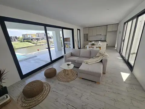 Casa en Alquiler con 2 cocheras