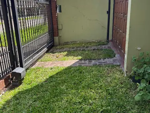 EXCELENTE ZONA EN ADROGUE CASA DE 5 AMB 