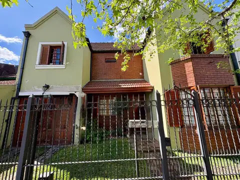 EXCELENTE ZONA EN ADROGUE CASA DE 5 AMB 