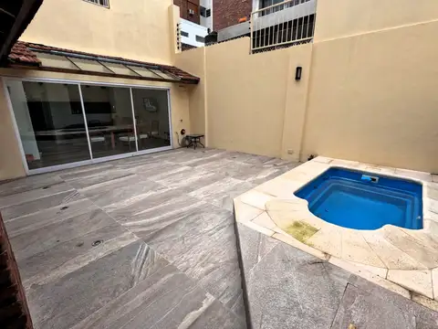 PH en venta de 227 m² totales, distribuido en dos plantas. 3 dorm,Pileta, Parrilla, Patio, Quincho,