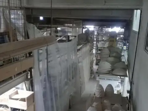 EXCELENTE GALPON TECHO DE LOZA Y ENTREPISO.