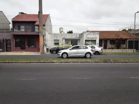 Avenida la Plata e/ La Rioja y Catamarca