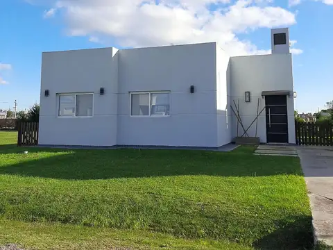 EXCELENTE CASA CON PARQUE Y PILETA