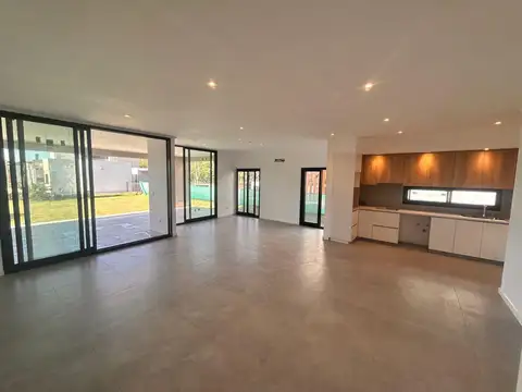 Casa en  Venta a Estrenar en Puerto Roldan Barrio Privado