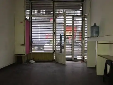 EXCELENTE LOCAL COMERCIAL A PASOS DE AV AVELLANEDA 21 MTS, BAJAS EXP 62000 $ PERSIANA AUTOMÁTICA.
