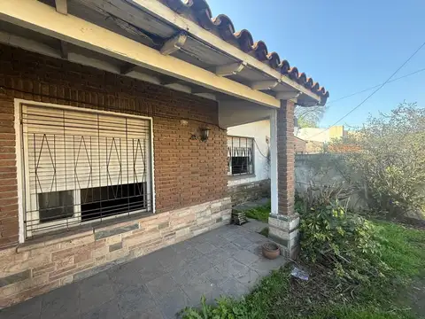 Casa 5 ambientes con 2 baños