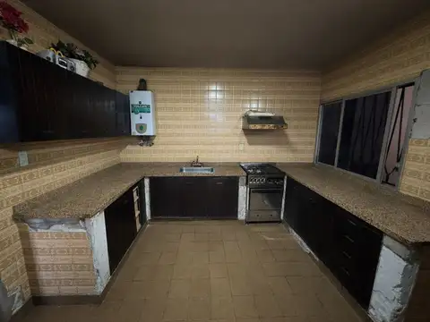 Casa 6 ambientes con 2 baños