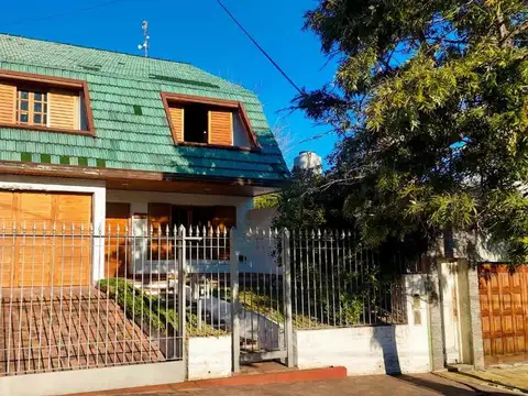 VENTA CASA 6 AMBIENTES BERNAL CON COCHERA JARDIN