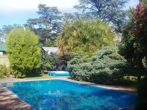 Espectacular Quinta 1100 m2 a 400 m Acceso Oeste Moreno