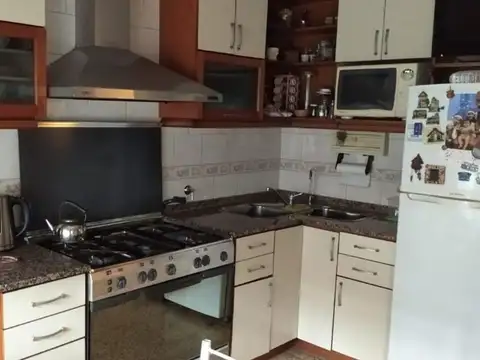 EXCELENTE CASA EN 2 PLANTAS CON GARAGE Y FONDO 198 M2