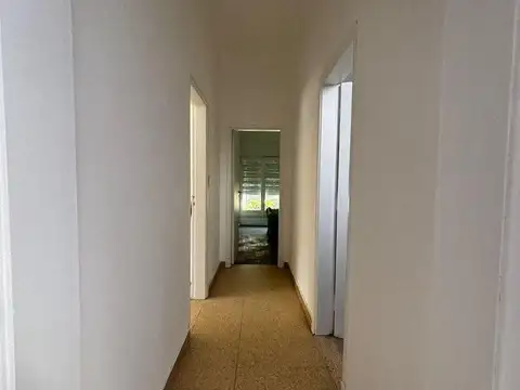 CASA 4 AMBIENTES CON COCHERAS Y AMPLIO FONDO