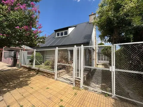 CASA 4 AMBIENTES CON COCHERAS Y AMPLIO FONDO