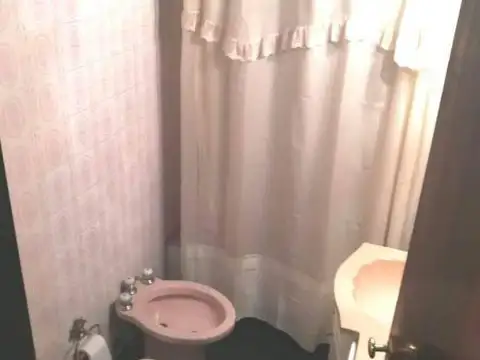 CASA 4 AMBIENTES CON COCHERA