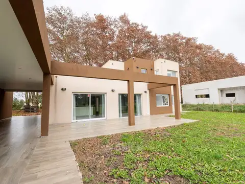 NUEVO (2 AÑOS) CASA EN BARRIO MALVINAS 2 - 2.100 M2 TOT GARAGE PISCINA QUINCHO PARRILLA