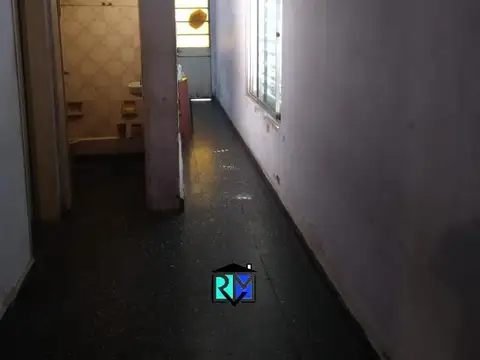 Casa 8 ambientes con 2 baños