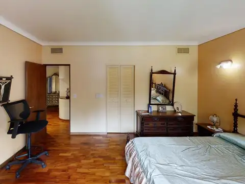 Excelente casa de 6 ambientes con jardín parquizado, quincho y pileta.