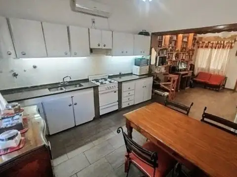 Casa 4 ambientes con 2 baños