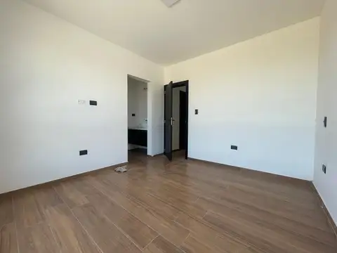 Casa en Venta con 4 cocheras